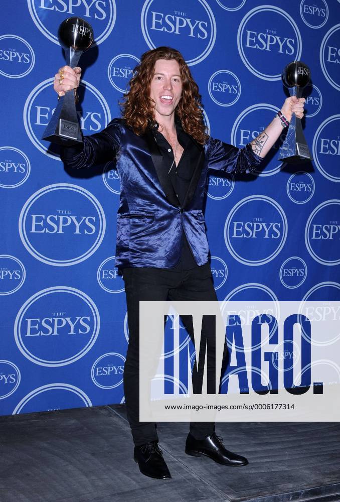 Shaun White of USA mit seinen beiden Preisen bei den 2010 ESPY Awards in Los Angeles o0 privat Preisträger Ehrung Sportlerauszeichnung Snowboard Freude