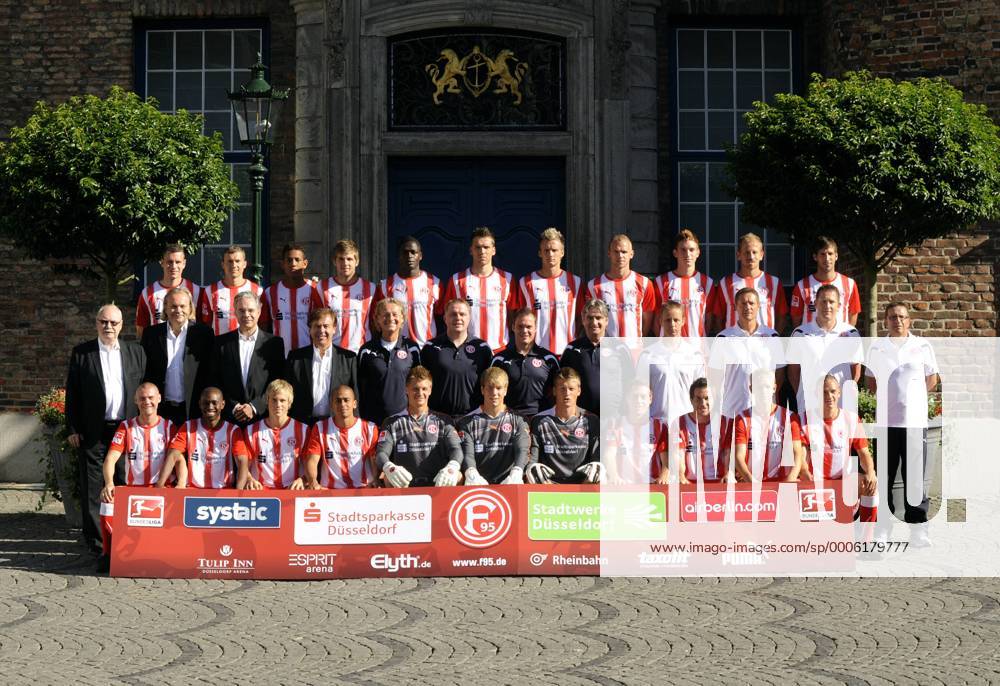 Fussball, Fototermin zur 2. Bundesliga-Saison 2010 2011: Fortuna Düsseldorf: Hi.v.li.: Thomas Bröker, Oliver Fink, Wellington Luis de Sousa, Marco Königs, Assani Lukimya-Mulongoti, Ranisav Jovanovic, Claus Costa, Sascha Dum, Kai Schwertfeger, Sandor Torghelle, Jens Langeneke. Mi.v.li.: Geschäftsführer Wolf Werner, Orthopäde Dr. Ulf Blecker, Kardiologe Dr. Ulrich Keil, Orthopäde Dr. Alois Teuber, Physiotherapeut Bernd Restle, Physiotherapeut Sven Michel, Physiotherapeut Thomas Gucek, Mannschaftsbetreuer Aleksandar Spengler, Konditionstrainer Dirk Schauenberg, Torwarttrainer Michael Stahl, Co-Trainer Uwe Klein, Cheftrainer Norbert Meier. Vo.v.li.: Marco Christ, Patrick Zoundi, Maximilian Beister, Thiago Rockenbach da Silva, Michael Ratajczak, Maximilian Schulze Niehues, Michael Melka, Andreas Lambertz, Christian Weber, Johannes van den Bergh, Marcel Gaus. o0 Funktionär Betreuer Trainer Totale