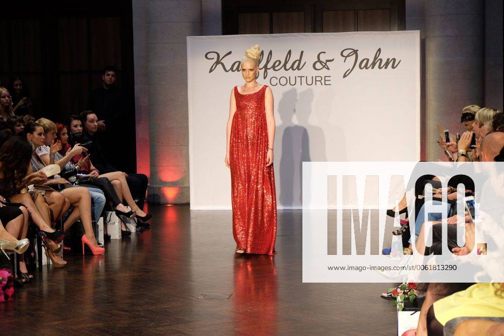 Berlin Fashion Week, Juli 2014, Kauffeld und Jahn Couture, Sommerkollektion 2015 ‚wild blood , Sarah Knappik (GNTM und Ich bin ein Star, holt mich hier raus ) eroeffnete die Show., EP_pfd