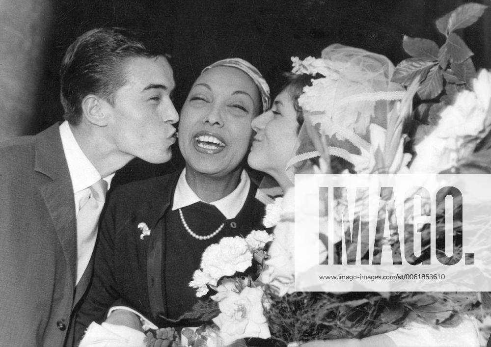 IMAGO ICONS: Josephine Baker May 27, 1959 - Paris, France - Virtually an instant hit, JOSEPHINE BAKER became one of the best-known entertainers in both France and much of Europe. Her exotic, sensual act reinforced the creative images coming out of the Harlem Renaissance in America. PICTURED: Surrounded by fans. Paris France - ZUMAk09