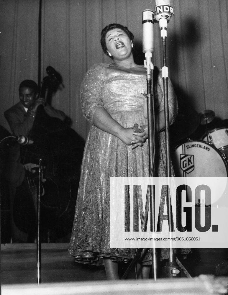 IMAGO ICONS: Ella Fitzgerald May 8, 1960 - Location Unknown - ELLA FITZGERALD (1917-1996) was a jazz and song vocalist also referred to as the First Lady of Song, and Lady Ella. PICTURED: Ella Fitzgerald performing during a concert. - ZUMAk09