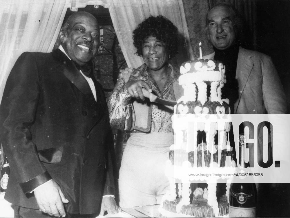 IMAGO ICONS: Ella Fitzgerald May 8, 1960 - Location Unknown - ELLA FITZGERALD (1917-1996) was a jazz and song vocalist also referred to as the First Lady of Song, and Lady Ella. PICTURED: Ella Fitzgerald cuts a cake with musician COUNT BASIE. - ZUMAk09