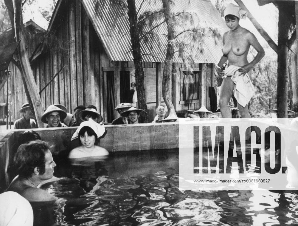 Mar. 31, 1961 - Honolulu, HI, U.S. - Actor CHARLTON HESTON known for his religious roles in Ben-Hur and The Ten Commandments , pictured on the set of the film, The Hawaiians filmed on location in the Hawaiian Islands. Honolulu United States of America - ZUMAk09