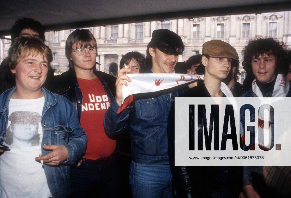 Fans von Udo Lindenberg vor dessen Konzert 1983 in Ost Berlin