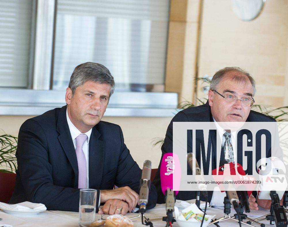 Cafe Justizpalast, Wien, AUT, Bundesregierung, Pressegespraech zum Thema: Erste Bilanz sowie ein Ausblick auf weitere Reformvorhaben im Justizbereich, im Bild v.l.n.r. Vizekanzler und Bundesminister fuer Finanzen Michael Spindelegger (OeVP) und Bundesminister fuer Justiz Wolfgang Brandstetter (OeVP) f.l.t.r. Vice Chancellor of Austria and Minister of Finance Michael Spindelegger (OeVP) and Minister of Justice Wolfgang Brandstetter (OeVP) during press conference reform purposes in sector ofjudiciary at Justizpalast in Vienna, Austria on 2014 07 18,, EP_gru E
