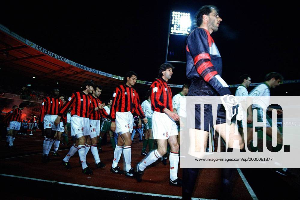 Die Mannschaften betreten das Spielfeld, vorn die Mailänder: Torwart Sebastiano Rossi, Filippo Galli, Paolo Maldini, Zvonimir Boban, Dejan Savicevic (10), Marcel Desailly (v.r.) Fußball EC 1 Herren Champions League, Saison 1993 1994: SV Werder Bremen - AC Mailand, Milan (Italien) Totale Weserstadion Bremen