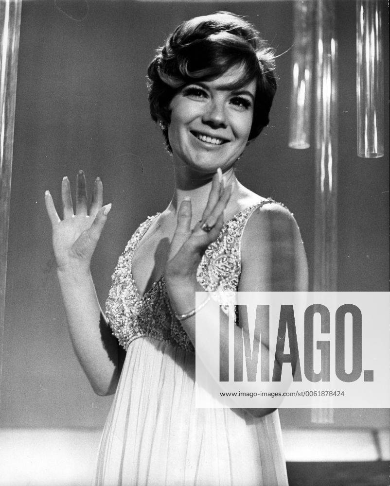 VIKKI CARR is an American singer and humanitarian. She has performed in a variety of music genres, including jazz, pop and country, but has enjoyed her greatest success singing in Spanish. London UK - ZUMAk09