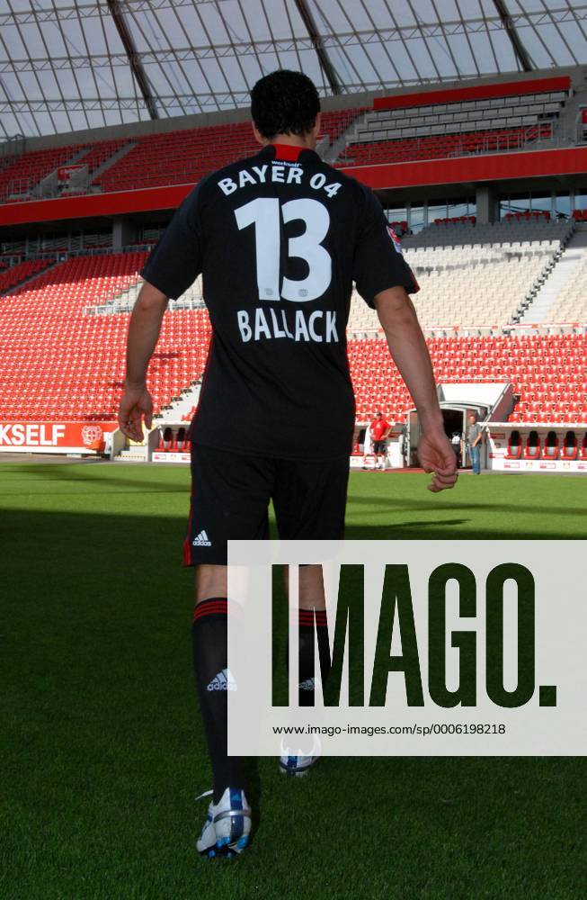 Fussball, Fototermin zur Bundesliga-Saison 2010 2011: Bayer Leverkusen: Michael Ballack.