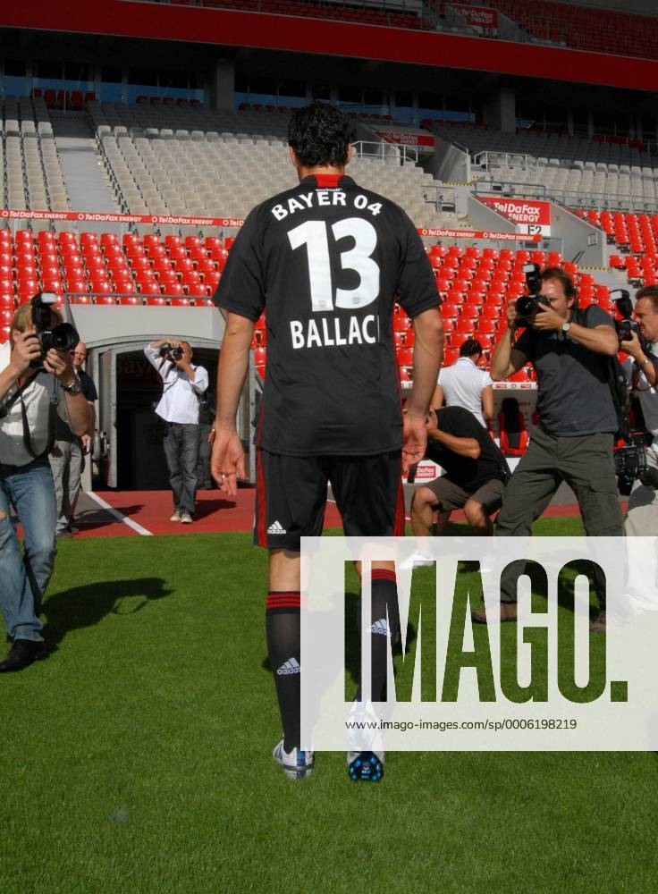 Fussball, Fototermin zur Bundesliga-Saison 2010 2011: Bayer Leverkusen: Michael Ballack.