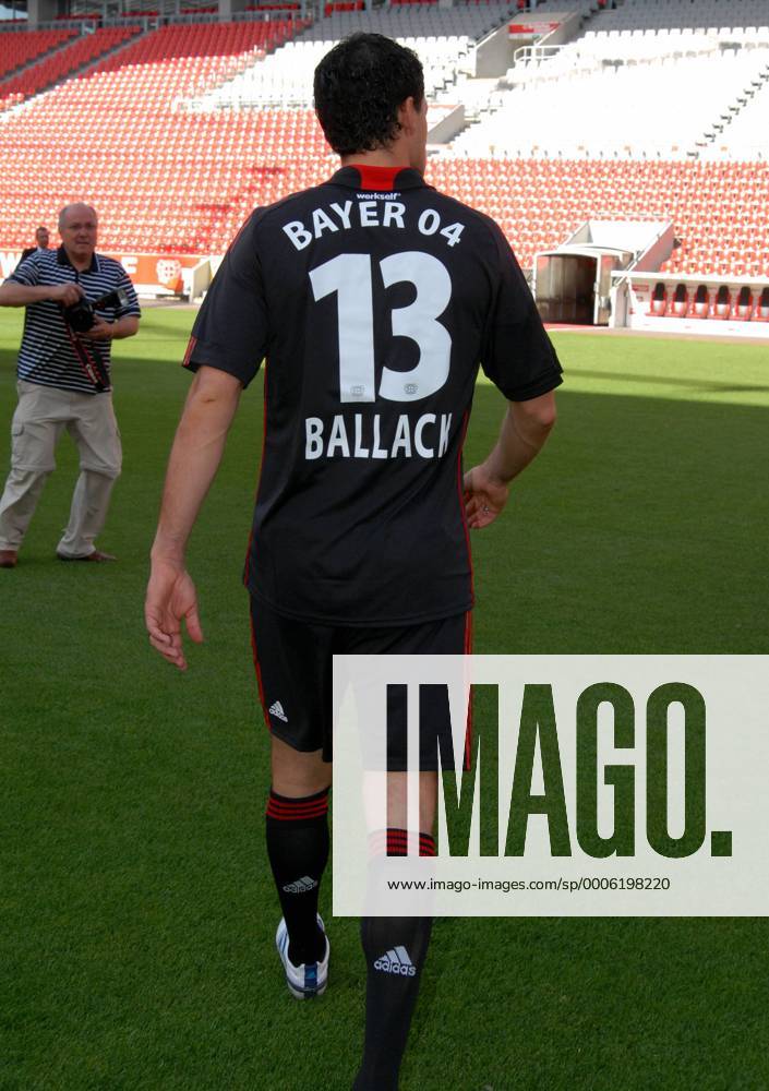 Fussball, Fototermin zur Bundesliga-Saison 2010 2011: Bayer Leverkusen: Michael Ballack.