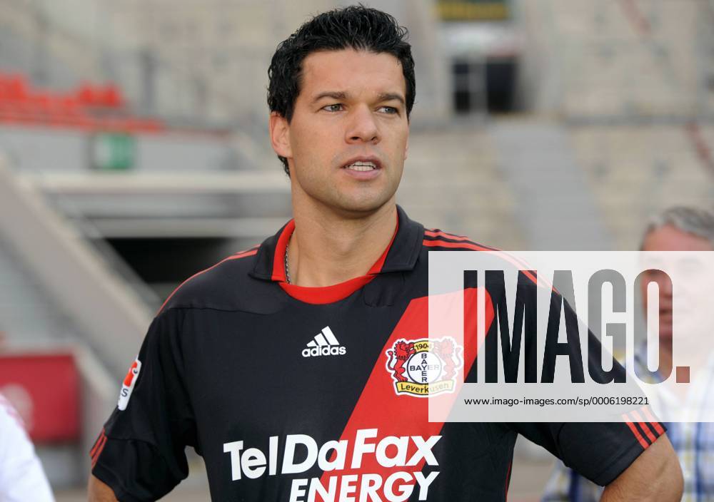 Fussball, Fototermin zur Bundesliga-Saison 2010 2011: Bayer Leverkusen: Michael Ballack.
