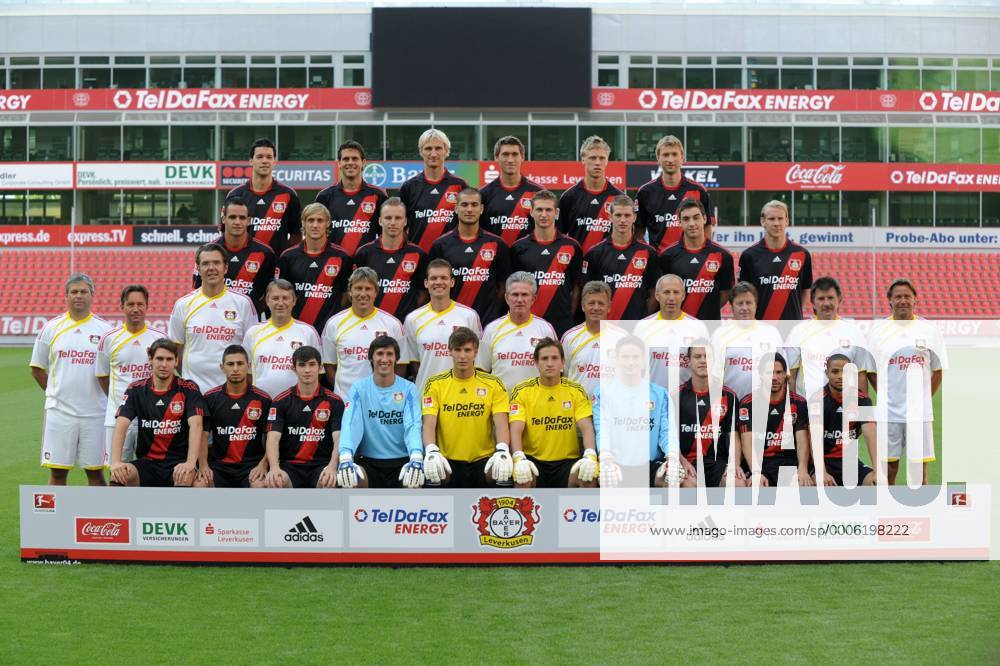Fussball, Fototermin zur Bundesliga-Saison 2010 2011: Bayer Leverkusen: 1.R.v.li.: Patrick Helmes, Burak Kaplan, Christoph Siefkes, Thomasz Bobel, Fabian Giefer, Rene Adler, Benedikt Fernandez, Hanno Balitsch, Gonzalo Castro, Sidney Sam. 2.R.v.li.: Physiotherapeut Sven Elsinger, Physiotherapeut Till Rothweiler, Vereinsarzt Dr. Karl-Heinrich Dittmar, Physiotherapeut Bodo Kuczmann, Torwarttrainer Rüdiger Vollborn, Konditionstrainer Dr. Holger Broich, Cheftrainer Jupp Heynckes, Co-Trainer Peter Hermann, Konditionstrainer Zvonko Komes, Betreuer Klaus Zöller, Betreuer Dieter Schick, Teammanager Hans-Peter Lehnhoff. 3.R.v.li.: Renato Augusto, Marcel Risse, Michal Kadlec, Eren Derdiyok, Daniel Schwaab, Lars Bender, Thanos Petsos, Domagoj Vida. 4.R.v.li.: Michael Ballack, Manuel Friedrich, Sami Hyypiä, Stefan Reinartz, Nicolai Jörgensen, Simon Rolfes. o0 Funktionär Betreuer