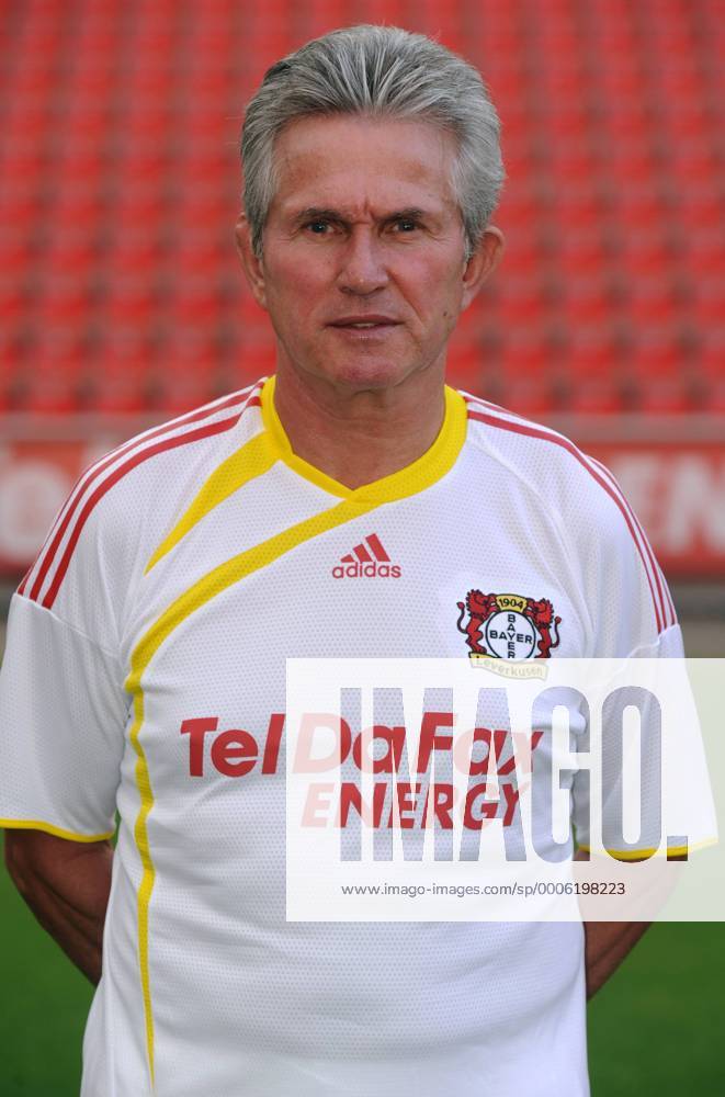 Fussball, Fototermin zur Bundesliga-Saison 2010 2011: Bayer Leverkusen: Cheftrainer Jupp Heynckes. o0 Trainer