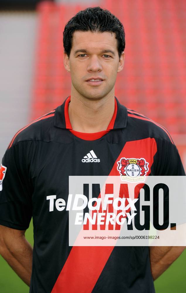 Fussball, Fototermin zur Bundesliga-Saison 2010 2011: Bayer Leverkusen: Michael Ballack. Sponsor Werbepartner Werbung Wirtschaft Trikotsponsor Brustsponsor Hauptsponsor TelDaFax Energy