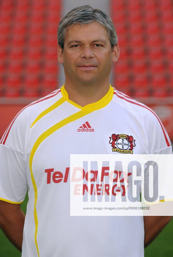 Fussball, Fototermin zur Bundesliga-Saison 2010 2011: Bayer Leverkusen: Physiotherapeut Sven Elsinger. o0 Betreuer