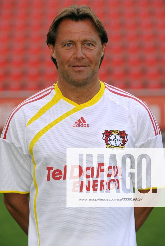 Fussball, Fototermin zur Bundesliga-Saison 2010 2011: Bayer Leverkusen: Teammanager Hans-Peter Lehnhoff. o0 Funktionär