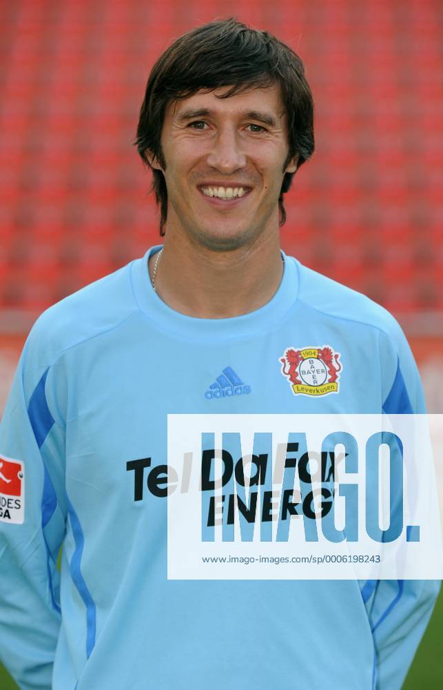 Fussball, Fototermin zur Bundesliga-Saison 2010 2011: Bayer Leverkusen: Tomasz Bobel.