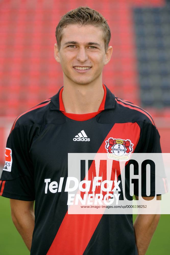 Fussball, Fototermin zur Bundesliga-Saison 2010 2011: Bayer Leverkusen: Daniel Schwaab.
