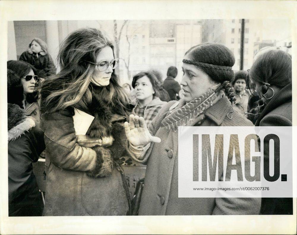 Berühmte Feministinnen, Gloria Steinem Mar. 03, 1975 - International Womens Day - New York City. Gloria Steinem and Paulene Haines - representative of the American Indian Movement, member of the Cherokee Nation. New York U.S. - ZUMAk09