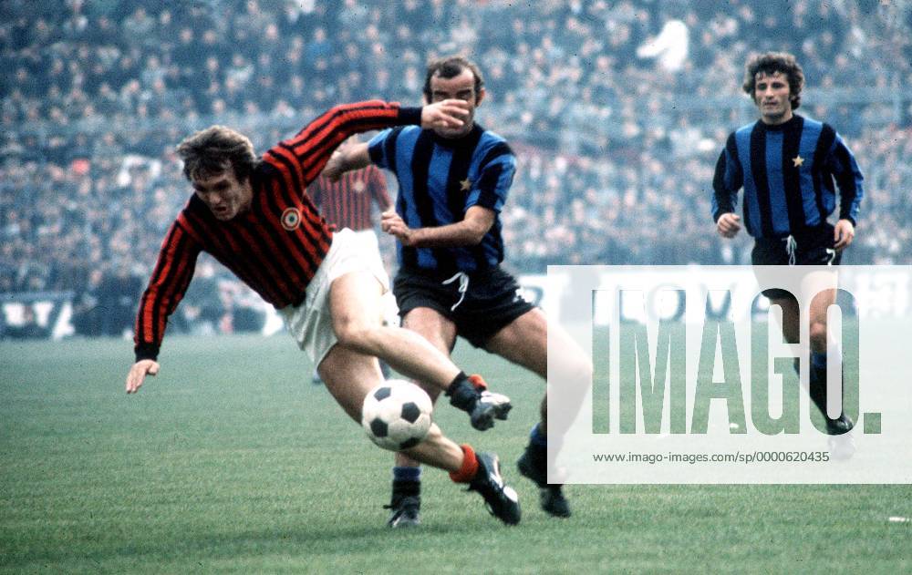 Riccardo Sogliano (Milan, li.) wird von einem Inter-Spieler gefoult Fußball Herren Serie A 1972 1973, 1. Italienische Liga, AC Mailand - Internazionale Mailand 3:2 Gruppe Stadio Giuseppe Meazza, San Siro Mailand Kampf, Dynamik,