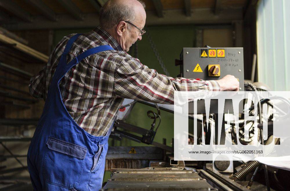 ILLUSTRATION: Ein älterer Herr arbeitet in einem mittelständischen Unternehmen für Maschinenbauteile in Sigmaringen südlich von Stuttgart. An elderly man works in a middle-size company for the machine building industry in Sigmaringen south of Stuttgart. Arbeiten im Alter