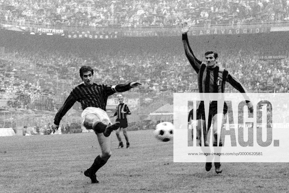 Gianni Rivera (li., Milan) gegen Giacinto Facchetti (Inter) Fußball Herren Serie A 1971 1972, 1. Italienische Liga, AC Mailand - Internazionale Mailand 1:1 Gruppe Stadio Giuseppe Meazza, San Siro Mailand Dynamik,