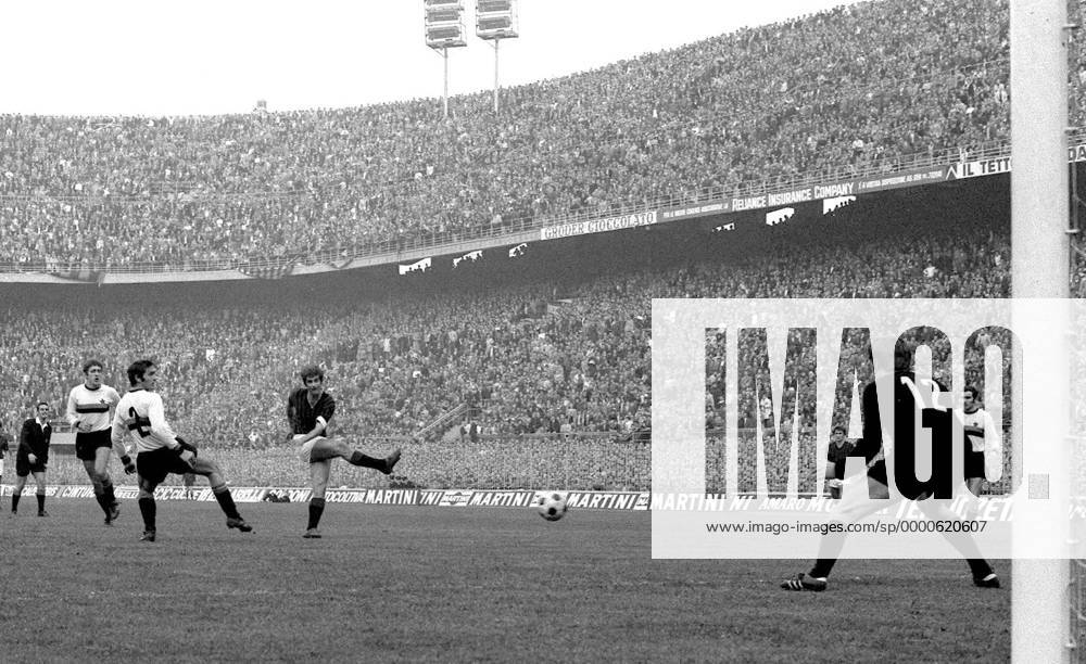 Gianni Rivera (Mitte, Milan) erzielt das 3:0 Fußball Herren Serie A 1970 1971, 1. Italienische Liga, AC Mailand - Internazionale Mailand 3:0 Gruppe Stadio Giuseppe Meazza, San Siro Mailand Dynamik, Masse