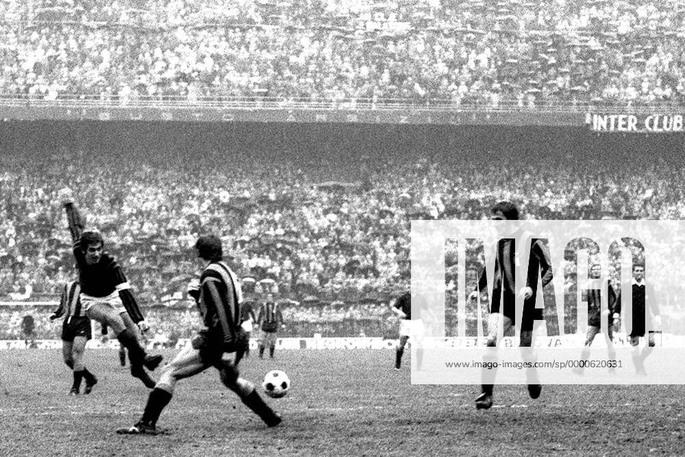 Gianni Rivera (li., Milan) zieht ab Fußball Herren Serie A 1971 1972, 1. Italienische Liga, AC Mailand - Internazionale Mailand 1:1 Gruppe Stadio Giuseppe Meazza, San Siro Mailand Dynamik,