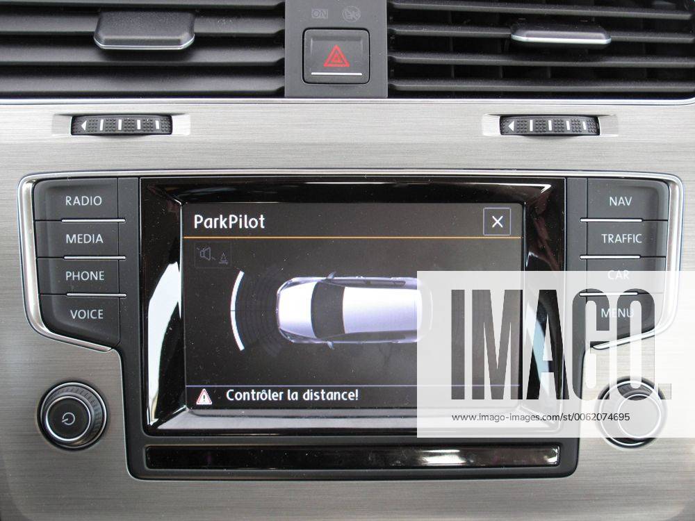 Optische Anzeige der Einparkhilfe ParkPilot im Display des Navigationssystem Discover Media im VW Golf Comfortline TDI BlueMotion Technology (7. Generation, VII, Modelljahr 2014).