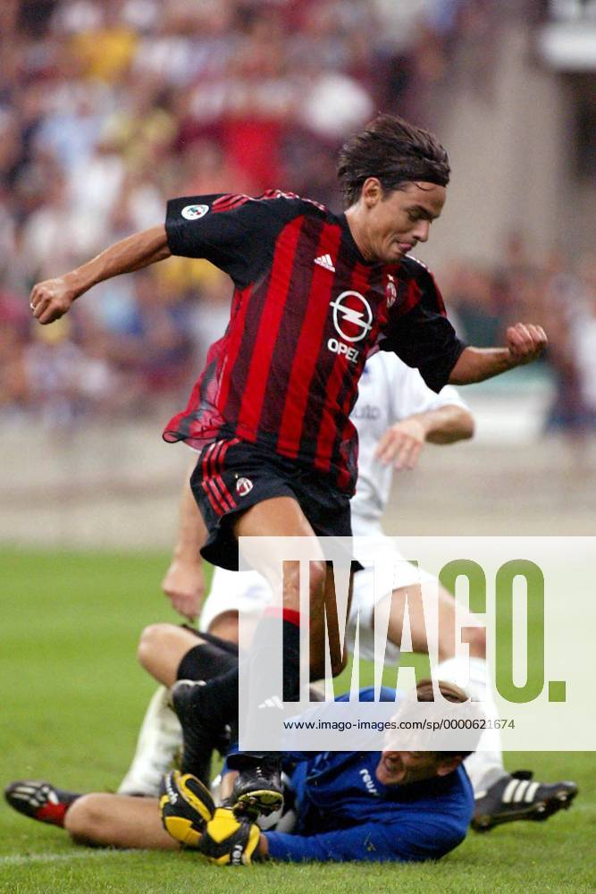 Filippo Inzaghi (oben, Milan) gegen Torwart Zbynek Hauzr (Liberec) Fußball EC 1 Herren Champions League Qualifikation 2002 2003, FC Slovan Liberec - AC Mailand 2:1, Vdig Gruppe Liberec Dynamik,
