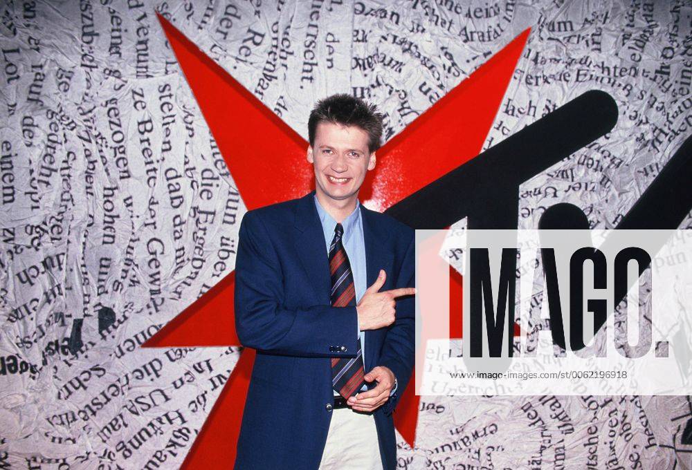 Moderator Günther Jauch posiert im Jahre 1998 vor der Logo der Sendung Stern TV in Köln.