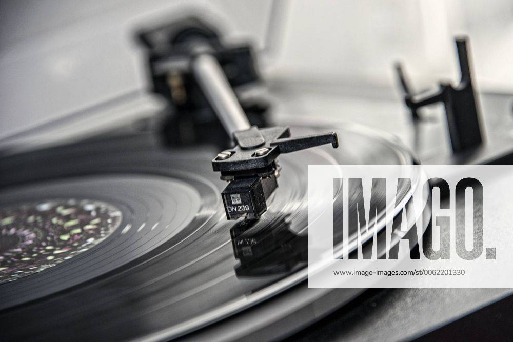 Detailaufnahme Plattenspieler, Tonarm, Vinyl, Schallplatten, Platten, Langspielplatten, LP, Dual, Musik, Record, Retro, Nostalgie, Tonträger