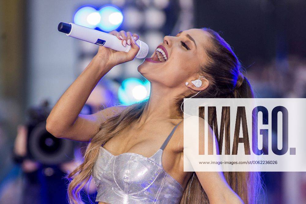 Ariana Grande, die Sängerin bei ihrem Konzert am 29.08.2014 im Rahmen der NBC Today Show am Rockefeller Center in New York Ariana Grande in Concert on NBC s Today Show at Rockefeller Center in New York City