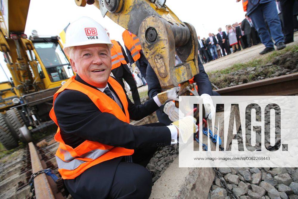 Halle Saale Deutsche Bahn DB Ausbau Knoten Halle Anbindung an die Hochgeschwindigkeitsstrecke München Berlin ICE Bau einer neuen Zugbildungsanlage ZBA für den Güterverkehr Güterbahn IM FOTO: Dr. Rüdiger Grube (Vorstandsvorsitzender DB) Ministerpräsident Sachsen Anhalt Dr. Reiner Haseloff nehmen ein Stück Gleis heraus