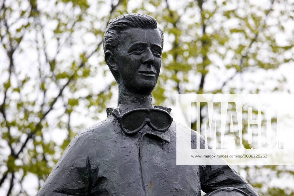 Standbild Statue Wolfgang Graf Berghe von Trips gesehen am Nürburgring, Rheinland-Pfalz, 53518 Adenau o0 Denkmal