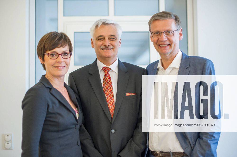 Günther Jauch, Moderator der Quizsendung Wer wird Millionär , besucht am Mittwoch (03.09. 2014) den Wirtschaftsclub Saar-Pfalz-Moselle im Saarbrücker Schloss zum Wine-Talk . Im Bild: (v.l.) Dorothea Sihler, Ehefrau von Jauch, Frank Röder, Gründer und Geschäftsführer der VIF Weinhandel GmbH in Völklingen und Master of Wine , und Günther Jauch