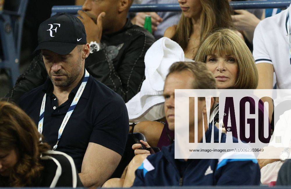 US Open 2014, USTA Billie Jean King National Tennis Center, Flushing Meadows, New York, ITF Grand Slam Tennis Tournament,Team Roger Federer in der Spieler Loge. vorne in der Unschärfe Stefan Edberg, dahinter sitzt Anna Wintour (ohne Sonnenbrille) und und neben ihr mit Kappe Schauspieler Hugh Jackman, Halbkörper,Querformat,