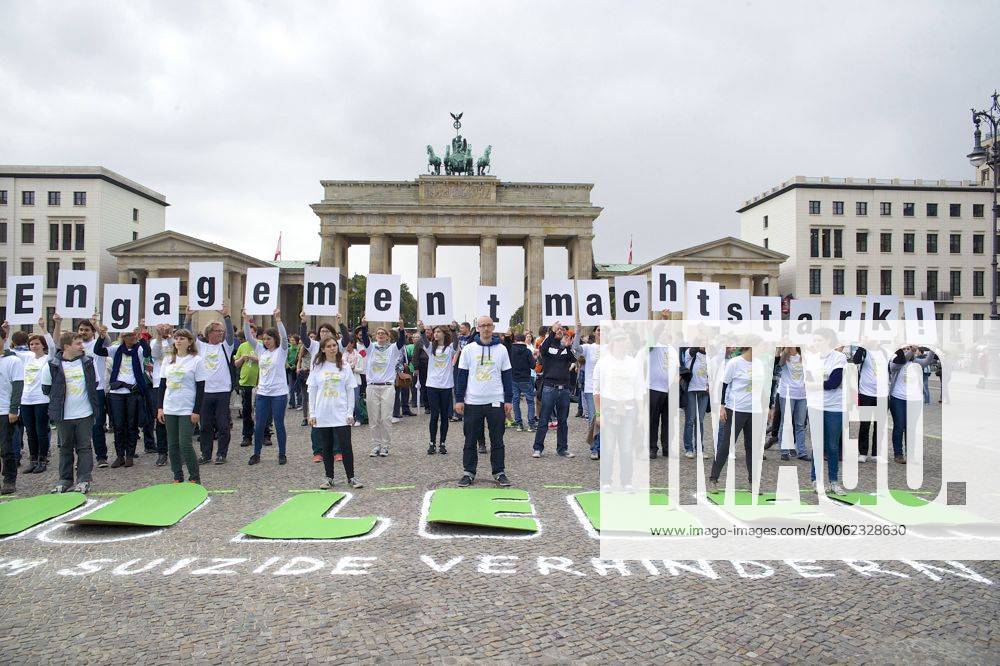 Für den Welt-Suizid-Präventionstag (WSPT) am 10. September 2014 haben sich elf der zentralen Akteure aus den Bereichen Suizidprävention und Seelische Gesundheit zusammen geschlossen, um gemeinsam die symbolische Großaktion 600 LEBEN vor dem Brandenburger Tor zu starten (Foto vom 10.09.2014). Ziel ist es, die Öffentlichkeit auf das Thema Suizid aufmerksam zu machen und ein Zeichen gegen die Tabuisierung von Suizid und Depression zu setzen. Die 600 Leute die sich auf ein Signal auf den Boden fallen lassen, stehen als Symbol für die 600 Menschen unter 25 Jahren, die jährlich Suizid begehen. Die Botschaft der Aktion lautet: Reiche Deine Hand und hilf, Suizide zu verhindern! Aktion 600 LEBEN zum Welt-Suizid-Präventionstag epd