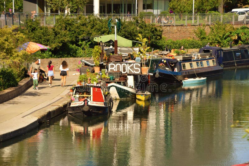 Houseboats and bookstore in King`s Cross, London., Houseboats and Word On The Water floating bookstore on Regent`s Canal, King`s Cross, London 2020.
