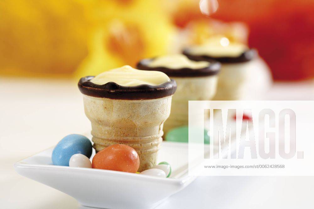 Waffle cups with cream in a row 05531CS-U