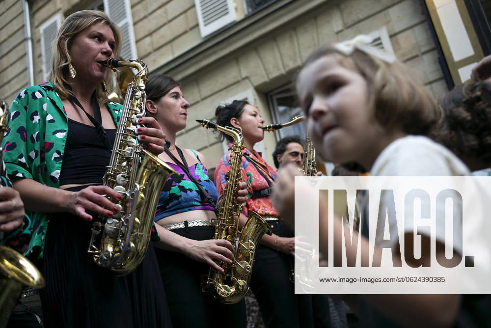 On June 21st, French celebrates FoÂªte de la Musique, or Ã¢â‚¬oeWorld Music Day.Ã¢â‚¬Â All over France, there will be free concerts performed by professional and amateur musicians alike who will take advantage of today being the longest day of the year to fill the air with music covering all genres. Paris France - ZUMAh280 20240622_znp_h280_005