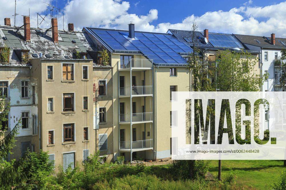 Energetische Sanierungen von Altbauten DEU Sachsen Chemnitz  Innovativ saniertes Gründerzeithaus - Solares Bauen in Chemnitz: Trotz Denkmalschutz kann der Wärmebedarf des Gründerzeithauses aus dem Jahr 1906 künftig zu 90 Prozent aus Sonnenenergie gedeckt werden. Wegen dem Denkmalschutz war eine Außendämmung schwierig, ebenso eine Sanierung mit Passivhauselementen. Die im Haus benötigte Wärme wird deshalb aus thermischer Solarenergie erzeugt und im Haus in einem 50 Kubikmeter fassenden Wasserbehälter gespeichert. Durch die energetische Kopplung mit einem Nachbargebäude entsteht eine exzellente Wärmebilanz, die beispielgebend ist für künftige energetische Sanierungen von Altbauten. Die Nutzung von Solarenergie senkt nicht nur die Energiekosten für Warmwasser und Heizung. Sie verringert auch CO2-Emissionen im Sinne des Klimaschutzes und erhöht den Wert des Gebäudes, bei