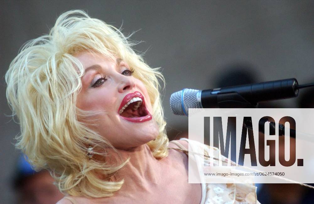 DOLLY PARTON ON THE NBC TODAY SHOW NY DOLLY PARTON GIVES A LIVE PERFORMANCE ON THE NBC TODAY SHOW IN ROCKEFELLER CENTER. NEW YORK CITY. 05 JULY 2002. UDV.,