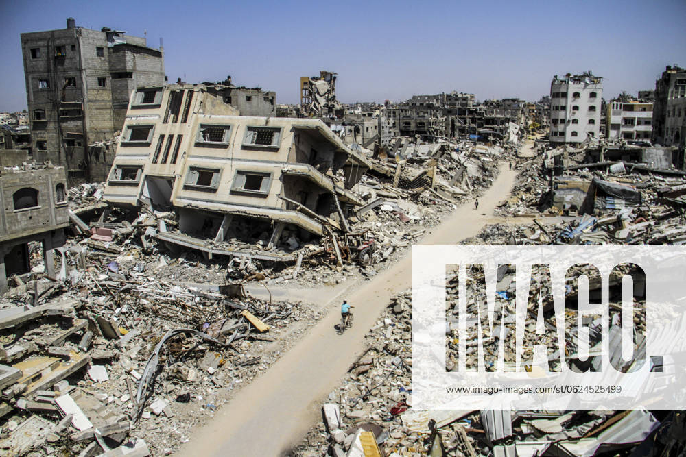 (240622) -- GAZA, June 22, 2024 -- Palestinians walk among the rubble in the town of Beit Lahia, north of the Gaza Strip, on June 21, 2024. (Photo by Xinhua) MIDEAST-GAZA-BEIT LAHIA-RUBBLE MahmoudxZaki