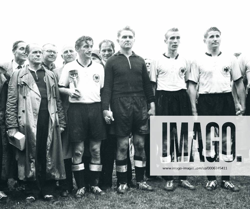 WM 1954, BR Deutschland ist Fußball-Weltmeister, vorn v.li.: Bundestrainer Sepp HERBERGER, Fritz WALTER mit dem Coupe Jules Rimet, Torwart Toni TUREK, Horst ECKEL und Helmut RAHN o0 Sieg Pokal Trophäe Objekte Nationaltrainer, Trainer