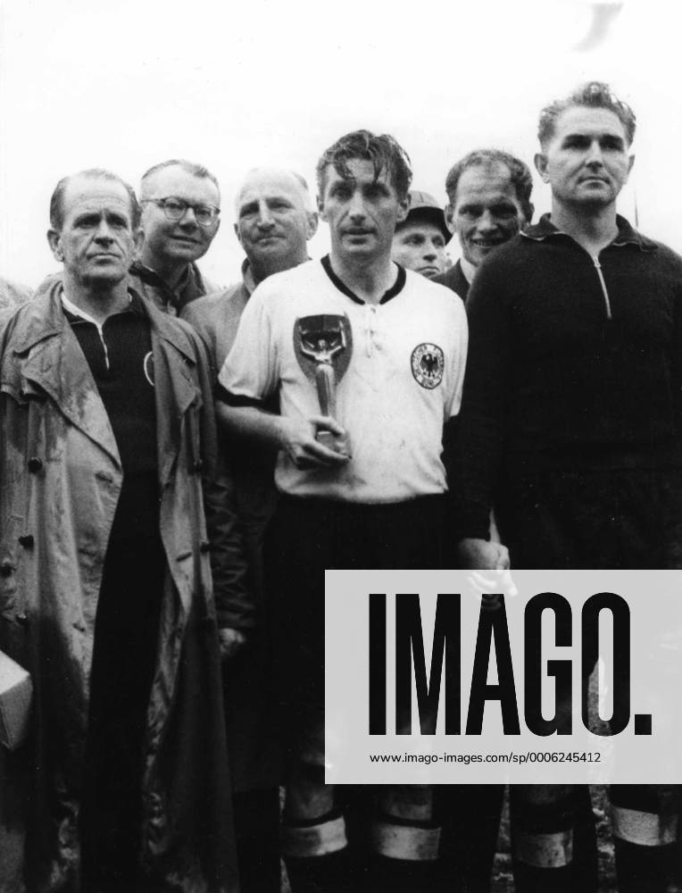 WM 1954, BR Deutschland ist Fußball-Weltmeister, vorn v.li.: Bundestrainer Sepp HERBERGER, Fritz WALTER mit dem Coupe Jules Rimet und Torwart Toni TUREK o0 Sieg Pokal Trophäe Objekte Nationaltrainer, Trainer