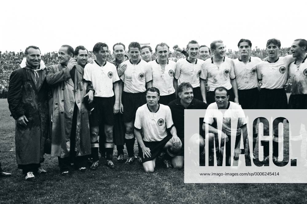 WM 1954, BR Deutschland ist Fußball-Weltmeister, v.li.: Masseur Erich Deuser, Bundestrainer Sepp Herberger, Fritz Walter, Helmut Rahn, Jupp Posipal, Horst Eckel, Werner Liebrich, Ottmar Walter, Hans Schäfer und Max Morlock; vorn: Karl Mai, Torwart Toni Turek und Werner Kohlmeyer o0 Sieg Jubel Freude Totale Mannschaftsfoto Siegerfoto Betreuer Physiotherapeut krux Josef