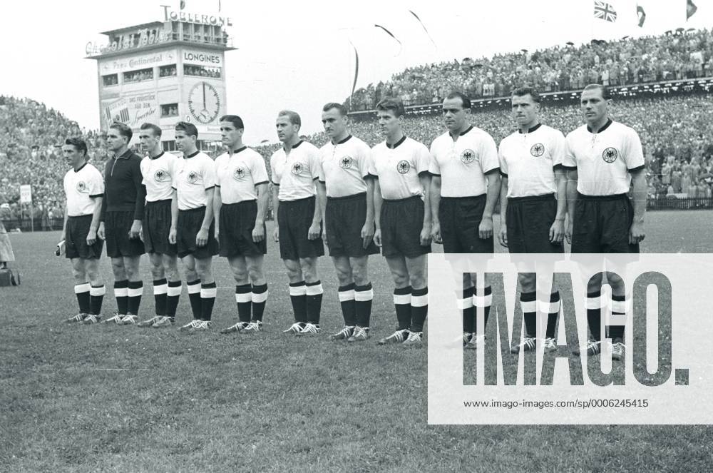 WM 1954, Finale, Mannschaftsvorstellung BR Deutschland vor der berühmten Stadionuhr im Berner Wankdorfstadion, v.re.: Max Morlock, Karl Mai, Werner Kohlmeyer, Hans Schäfer, Jupp Posipal, Werner Liebrich, Ottmar Walter, Helmut Rahn, Horst Eckel, Torwart Toni Turek und Fritz Walter o0 BRD Totale Mannschaftsfoto Josef
