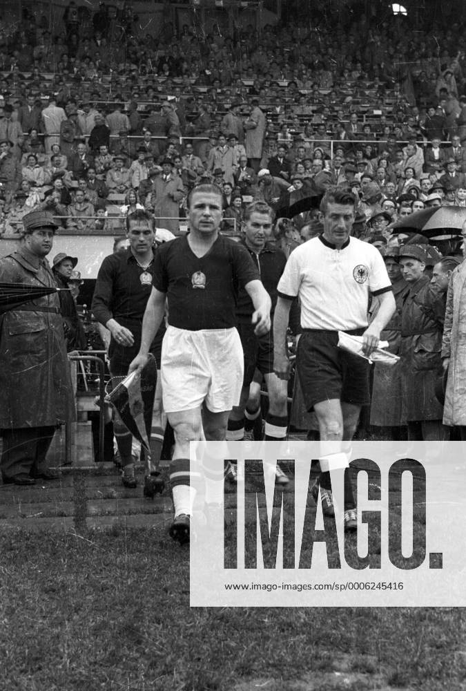 WM 1954, Finale, BR Deutschland vs. Ungarn 3:2 - Einmarsch, v.re.: Fritz Walter und Torwart Toni Turek (beide BRD) sowie Ferenc Puskas und Torwart Gyula Grosics (beide Ungarn) o0 Kapitän Mannschaftskapitän Spielführer