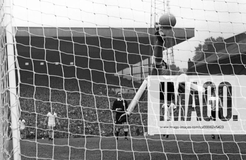 WM 1966, Deutschland vs. Argentinien 0:0 - Alberto Gonzalez (Argentinien) rettet spektakulär auf der Torlinie o0 krux Hintertor, Hintertorkamera, Hintertorperspektive Dynamik Abwehr Fallrückzieher